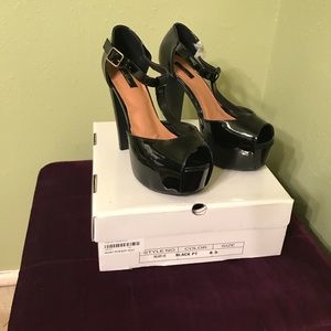 Patent leather peep toe